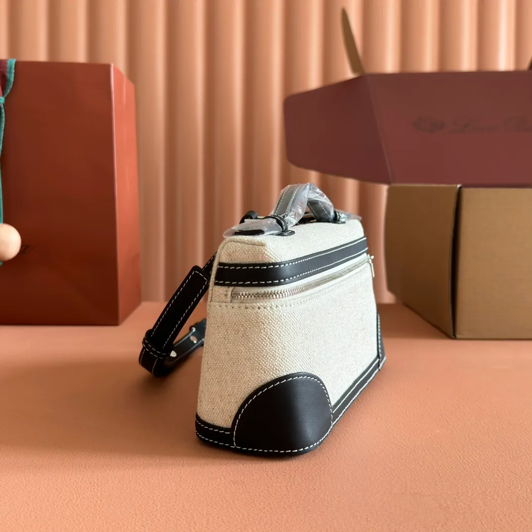 p1160💋💋💋【Original leather all-steel configuration counter complete package】 𝐋𝐨𝐫𝐨 𝐏𝐢𝐚𝐧@ Extra pocket L19 series handbag/crossbody bag The most comfortable life is when it is not defined, just like loro The material design of pian@ does not require complicated design styles. The simple and soft outline is elegant and durable, like an exquisite cosmetic case, which perfectly balances appearance and functionality. The leather is delicate and feels as soft as butter. The small bag has a large capacity. It is not only portable with a thin shoulder strap, but can also be worn cross-body. Sisters who have a special liking for minimalist style can buy it. It is simple and versatile. The simpler, the more different. Stars and Instagram celebrities are all planting it. There are two sizes of 19 cm and 27 cm. One is exquisite and casual, and the other is elegant and grand. Size: Small: length 19×width 7×height 12cm (
